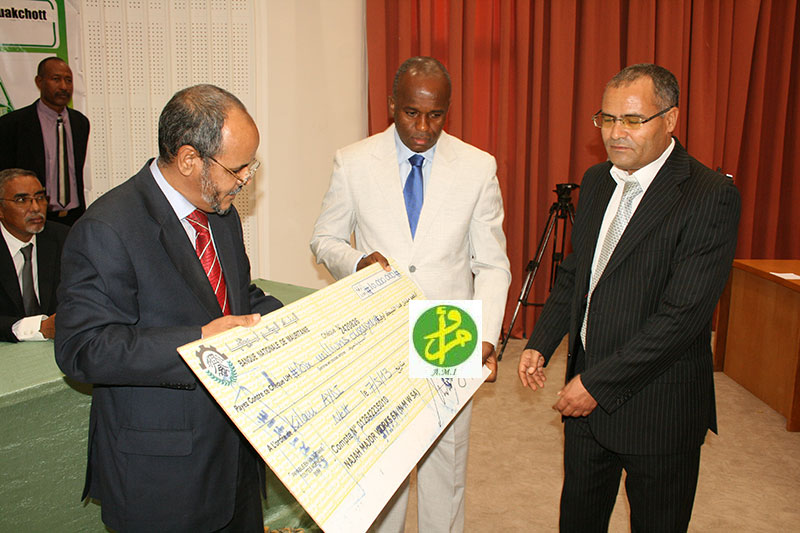 تسليم الجائزة للمهندس التونسي الفائز 